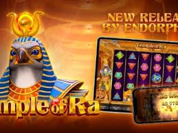 Dealer live profesional di kasino online Thor66 membagikan kartu di meja Baccarat dengan streaming HD